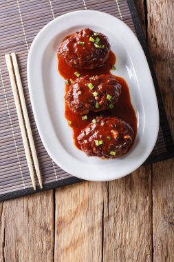 Japon hambagu biftek sosu yakın beyaz bir plaka üzerinde çekim ile. Ver