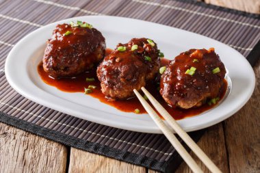 Japon hambagu biftek sosu yakın beyaz bir plaka üzerinde çekim ile. hor