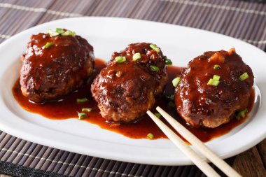 Ev yapımı Japon hambagu biftek sosu yakın çekim ile. Yatay