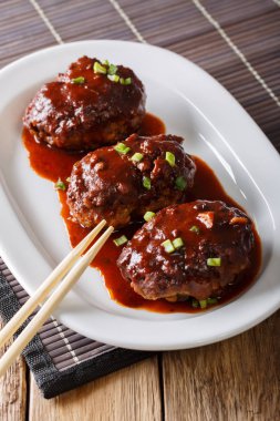 Japon yemekleri: hambagu biftek et suyu yakın bir plaka üzerinde çekim ile. ver