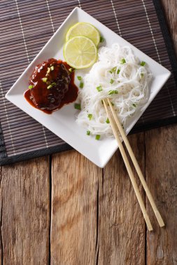 Lezzetli hambagu biftek et suyu ve pirinç şehriye yakın çekim ile 