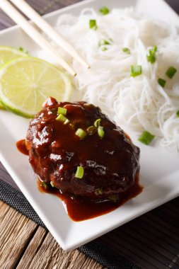 Pirinç şehriye ve kireç closeup ile Japon hambagu biftek. ve