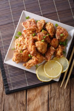 Porsiyon kızarmış tavuk karaage limon ve soğan yakın çekim ile bir