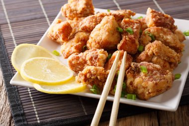 Porsiyon kızarmış tavuk karaage limon ve soğan yakın çekim ile bir