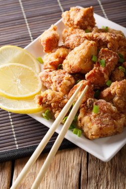 Limon yakın çekim ile kızarmış tavuk karaage. dikey, Japonca 