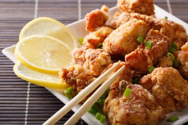Japon çanak: kızarmış tavuk karaage limon yakın çekim ile bir 