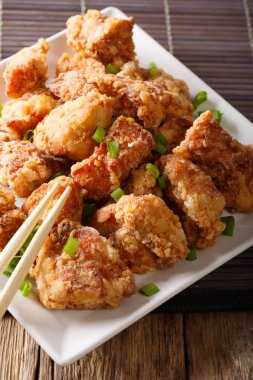 Limon ve yeşil soğan yakın çekim ile baharatlı tavuk karaage. Verti