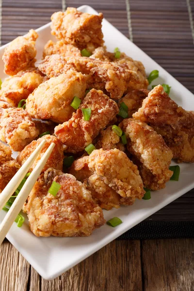 레몬과 녹색 양파 클로즈업으로 매운 치킨 karaage. 버티 — 스톡 사진