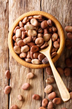 Organik bakla yakın bir masada ahşap bir kasede çekim. Vertic