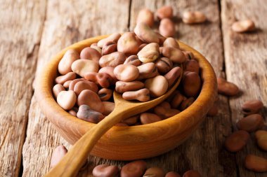 Organik bakla yakın bir masada ahşap bir kasede çekim. horizo