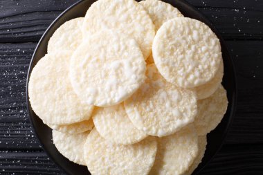 Gevrek pirinç kek yakın bir plaka üzerinde çekim. Yatay Üstten Görünüm