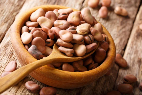 Frijoles secos de cerca en un tazón de madera. horizontal — Foto de Stock