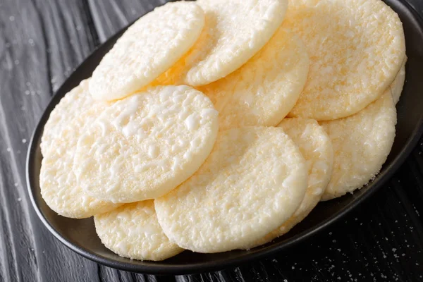 Delicious sweet rice cakes with sugar close-up on a plate. horiz — Stock Photo, Image