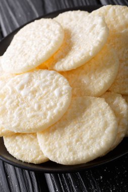 tatlı çıtır pirinç kek yakın bir plaka üzerinde çekim. dikey