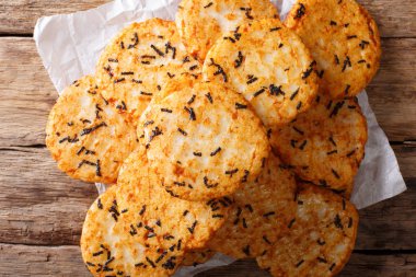 acılı pirinç kraker ile deniz yosunu makro masanın üzerinde. Yatay t