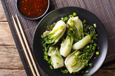 Kızarmış bok choy zencefil, sarımsak, susam ve yeşil soğan clos ile
