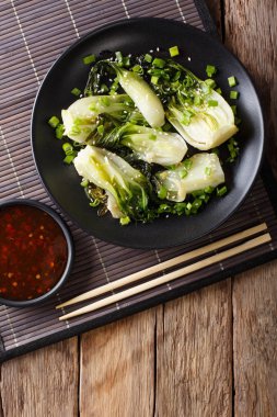 Kızarmış bok choy zencefil, sarımsak, susam ve yeşil soğan clos ile