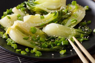 Kizartma baharatlı bebek bok choy yakın çekim. Yatay