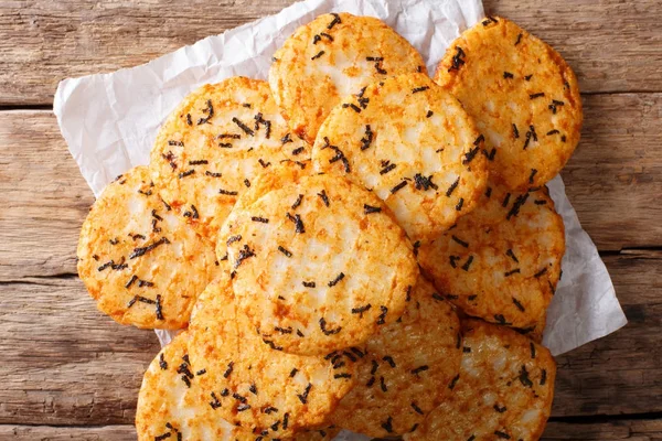 Pasteles de arroz caseros japoneses con algas marinas de cerca. Horizontal t — Foto de Stock