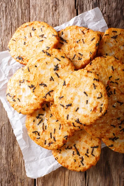 Japanische hausgemachte Reiskuchen mit Algen in Großaufnahme. vertikale Spitze — Stockfoto