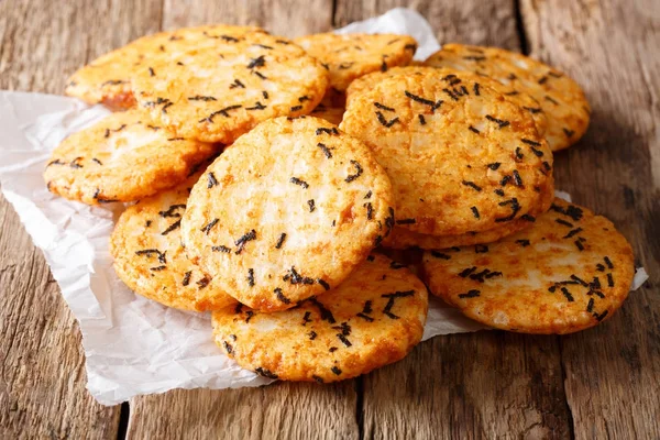 Tortas de arroz picante con algas marinas de cerca sobre la mesa. horizontal , — Foto de Stock