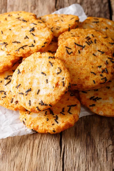 Comida japonesa: galletas de arroz con pimienta con algas marinas y clo de tapioca — Foto de Stock