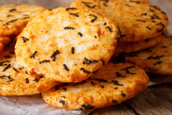 Japanischer knuspriger Snack Reiskuchen mit Algenmakro auf dem Tisch. — Stockfoto