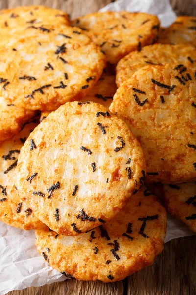 Köstliche Snack-Reisknacker mit Algen und Tapioka in Nahaufnahme. — Stockfoto