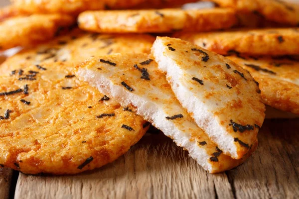 Aperitivo japonés: tortas de arroz con macroalgas. horizontal — Foto de Stock