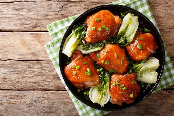 Gebakken kip dijen met pak choy, gember, knoflook en groene oni — Stockfoto