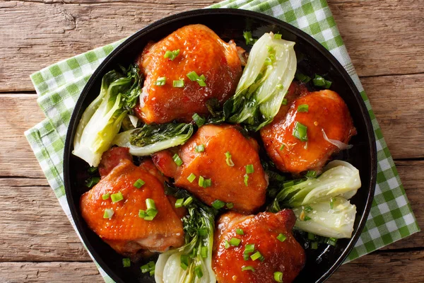 Çin lahanası ve yeşil soğan clos baharatlı kızarmış tavuk uyluk — Stok fotoğraf