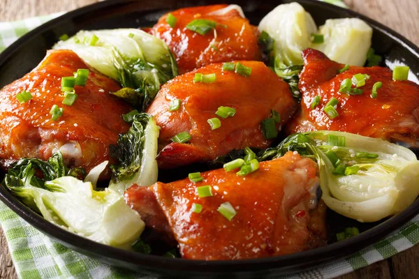 Deliciosos muslos de pollo frito con bok choy y cebolla verde cl —  Fotos de Stock