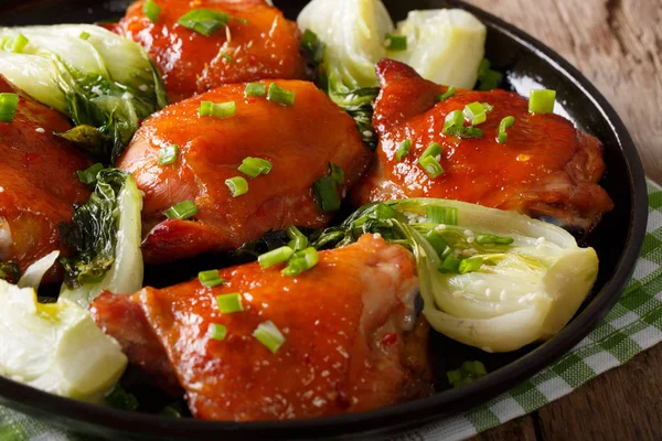 Τηγανητό κοτόπουλο με bok choy και πράσινο κρεμμύδια close-up. Χο — Φωτογραφία Αρχείου