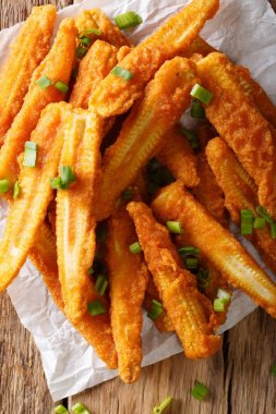 Çin yemeği: derin yağda kızartılmış Mısır yakın çekim masanın üzerinde. Dikey olarak