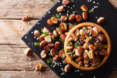 gevrek derin yağda kızartılmış tuzlu bakla bir kase yakın çekim. ufuk