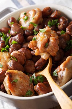 bakla, sarımsak, soğan ve Yeşiller ile haşlanmış tavuk kapatın