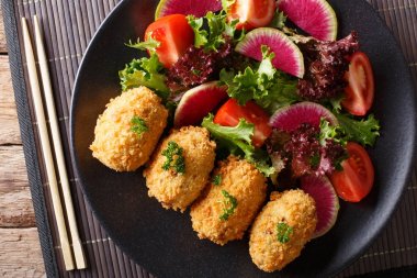 Japon korokke salata taze sebze yakın çekim. Hori