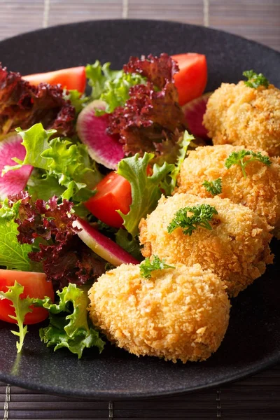 Japanese korokke with a salad of fresh vegetables close-up. vert — Stock Photo, Image