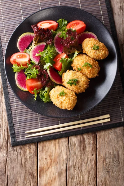 일본 감자 korokke와 신선한 야채 클로즈업입니다. 수직 — 스톡 사진