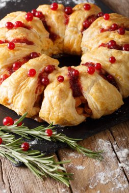 Noel etli börek kızılcık, biberiye ve peynir ile yakın-u