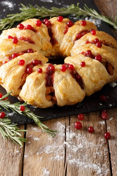 Vánoční jídlo: koláč s masem, brusinky, rosemary a sýrem — Stock fotografie