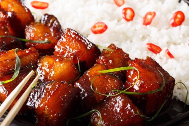 Vietnamca gıda: karamelize domuz eti pilav makro ile. Ufuk