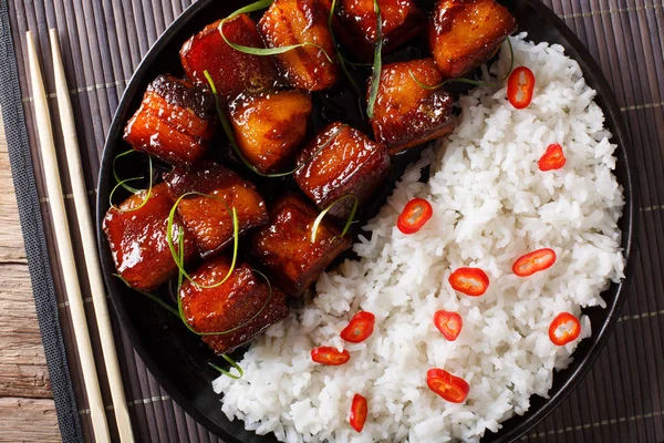 Carne di maiale di caramello vietnamita con decorazione di primo piano di riso su un piatto — Foto Stock