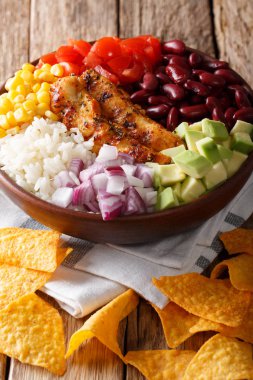 Izgara tavuk, pilav ve sebze, nac ile börek kase