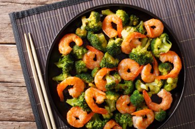 sağlıklı gıda: stir fry karides brokoli closeup ile. Yatay 