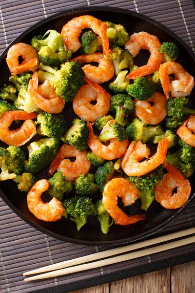 Stir fry with shrimp,  broccoli and garlic  - Chinese food. clos — Stock Photo, Image