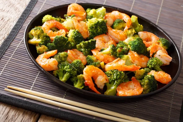 Stir frying shrimp with broccoli closeup. Horizontal — Stock Photo, Image