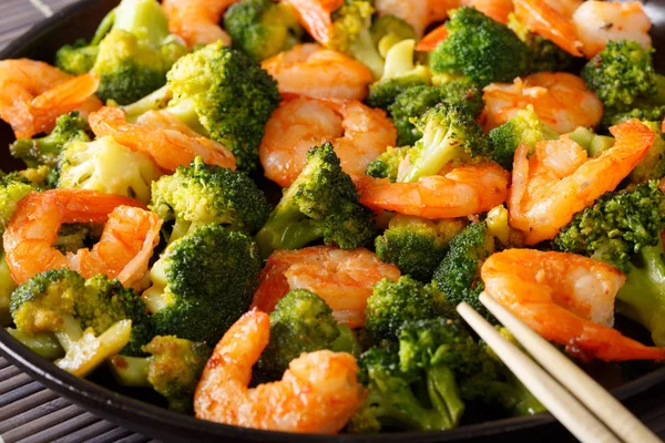 Stir fry shrimp with broccoli and garlic macro. horizontal — Stock Photo, Image
