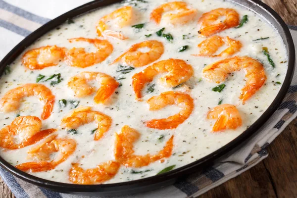 Tiger prawns with spinach and garlic in creamy cheese sauce clos — Stock Photo, Image