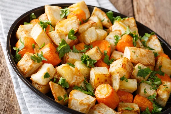 Home-baked celery root and carrots close-up on a plate. horizont — Stock Photo, Image